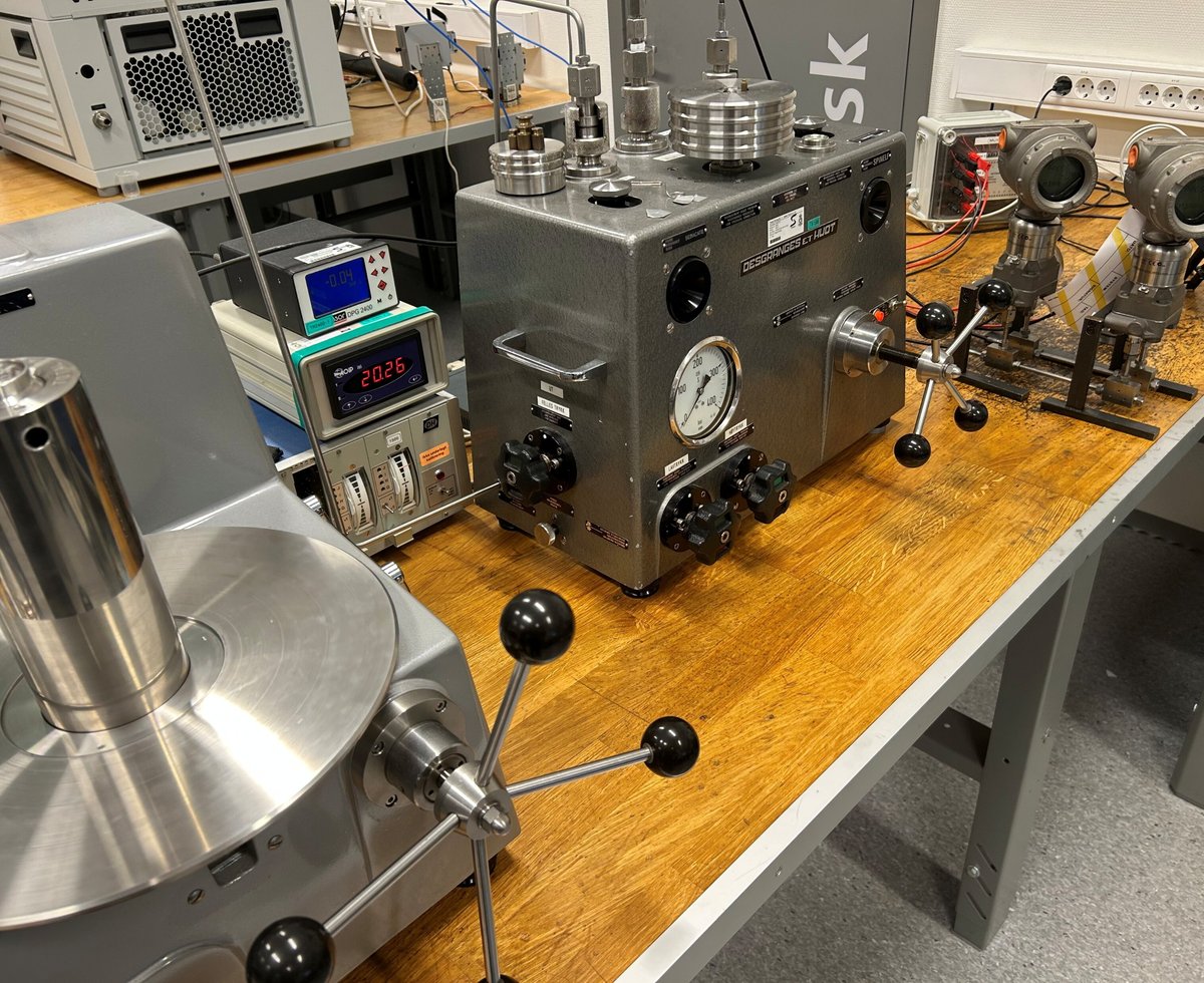 A deadweight tester used for differential pressure